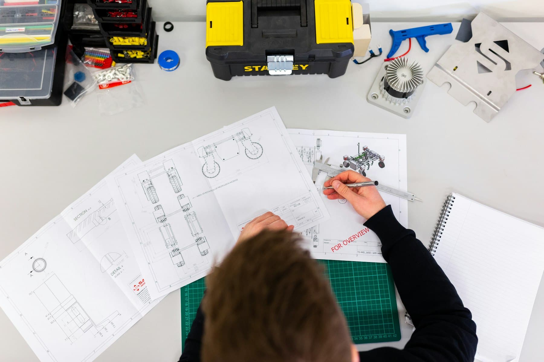 Ingenieur arbeitet an technischen Zeichnungen und Konstruktionsplänen