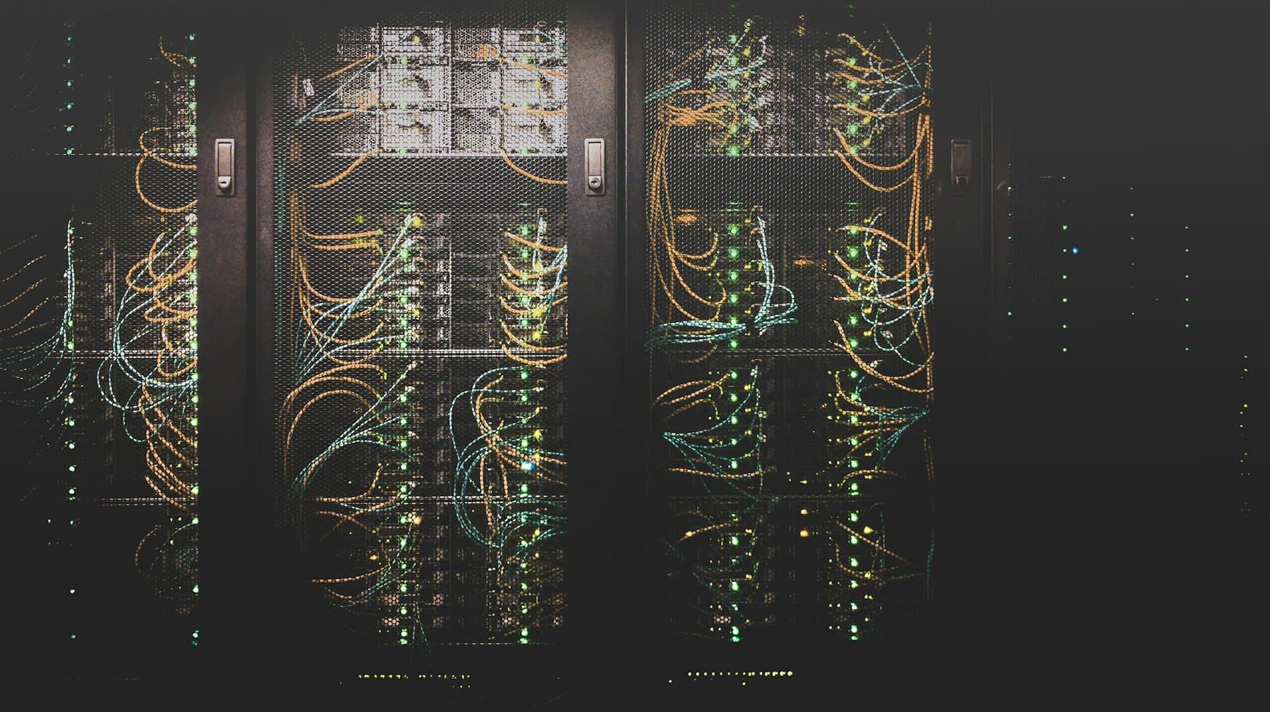 Serverschränke mit Netzwerkverkabelung in einem Rechenzentrum